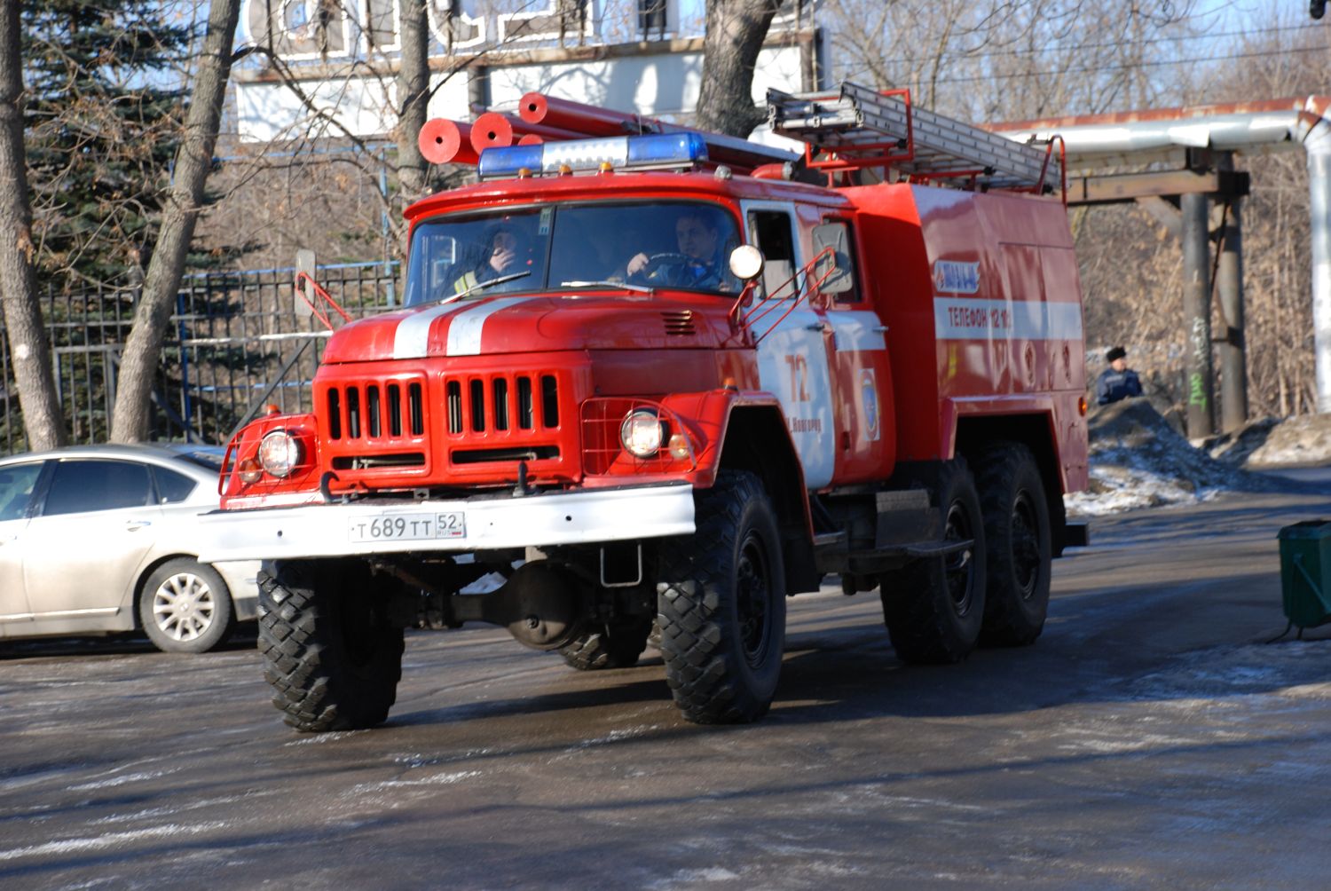 15 человек эвакуировали из горящего дома в Выксе