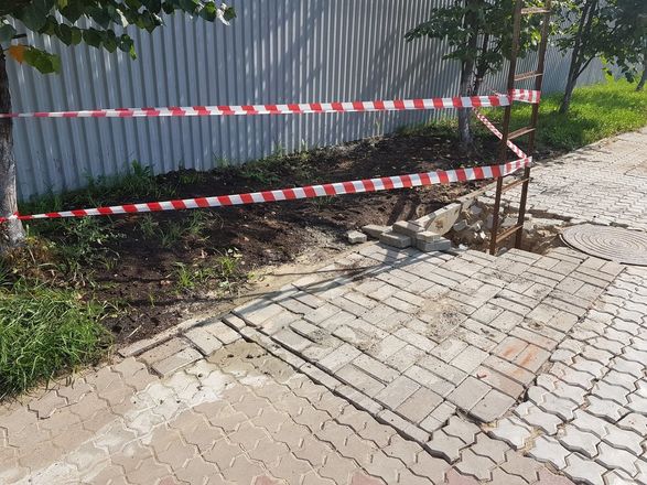 Тротуар на Мызе обвалился из-за размытого грунта (ФОТО) - фото 3