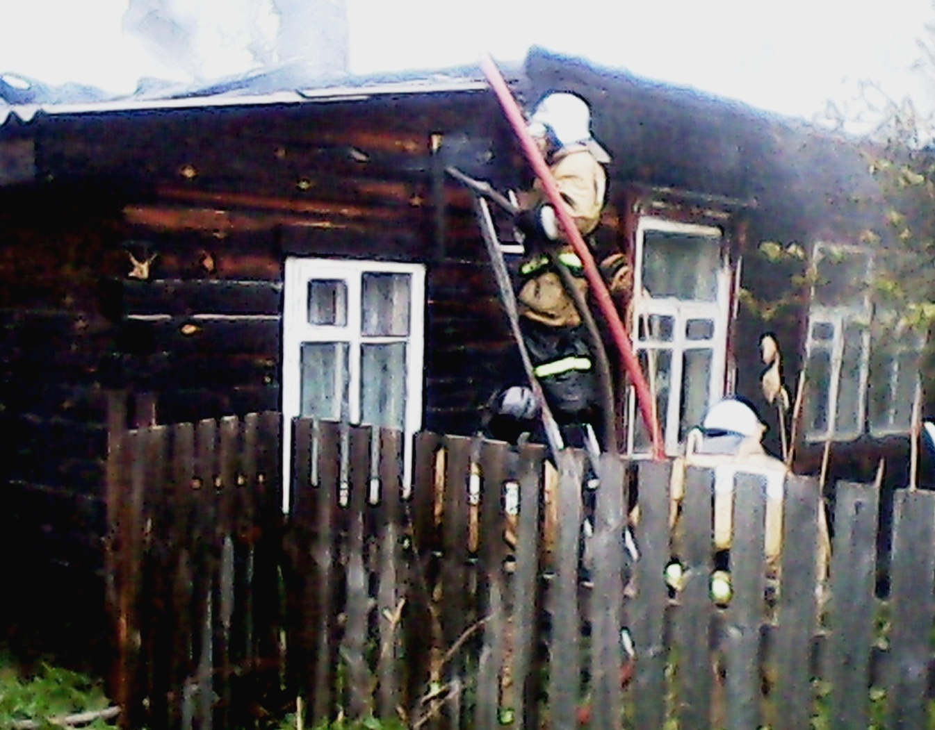 Пожарный спас двух детей из горящего дома в Нижегородской области - фото 1