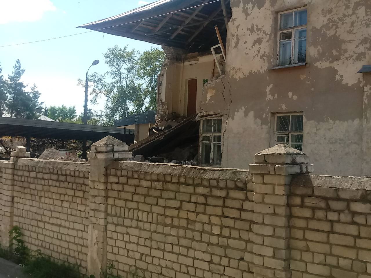 Спасали спасателей: в Дзержинске рухнуло здание МЧС (ФОТО) - фото 1