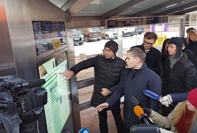 Морозильная лавочка и мини-гид: в Нижнем Новгороде протестировали &laquo;умную остановку&raquo; - фото 3
