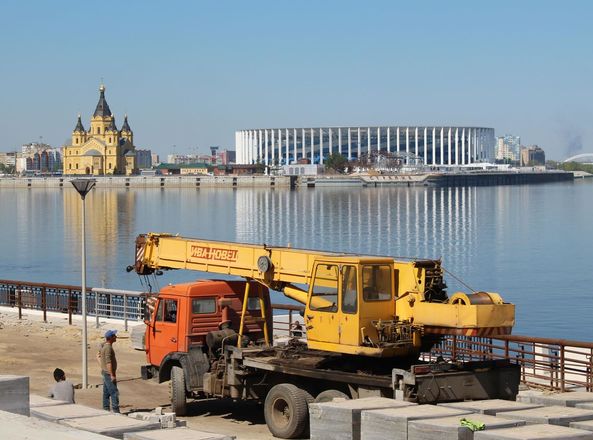 За синим забором: реконструкция Нижне-Волжской набережной близится к завершению (ФОТО) - фото 21
