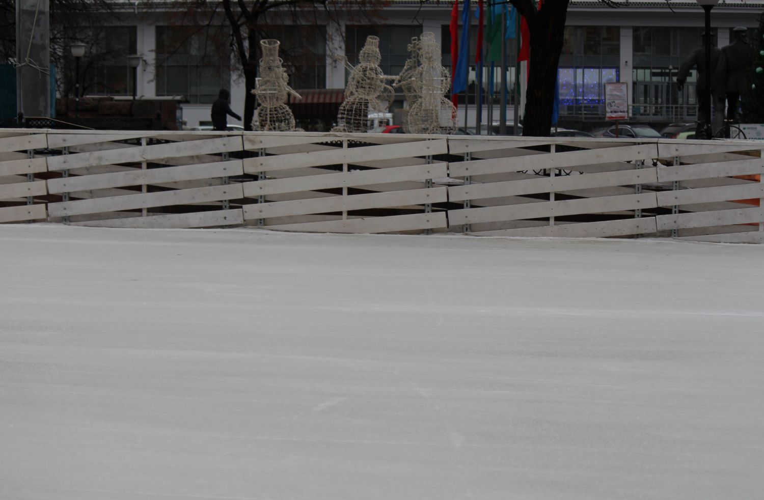 Каток с искусственным льдом открылся на площади Маркина - фото 1