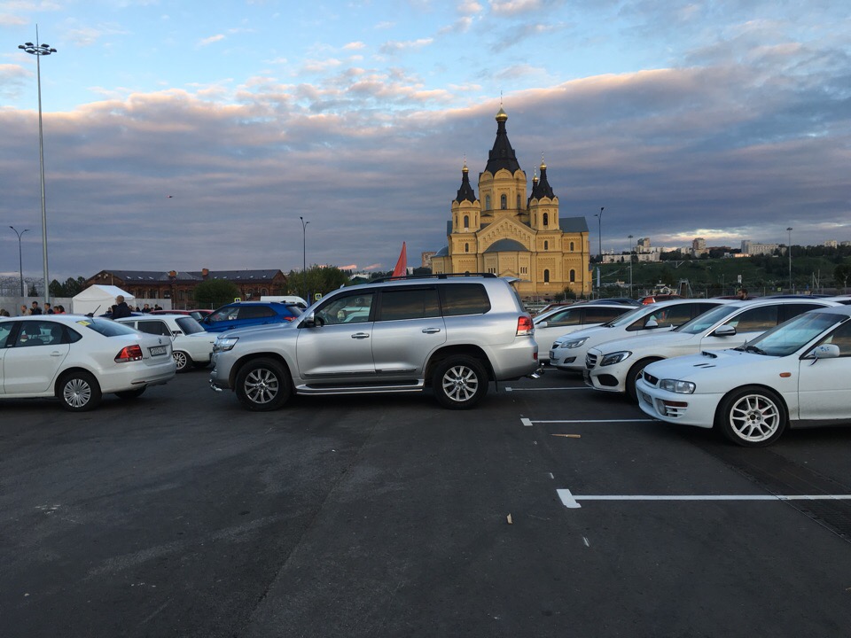 Триколор из автомобилей: как нижегородцы отметили День российского флага - фото 1