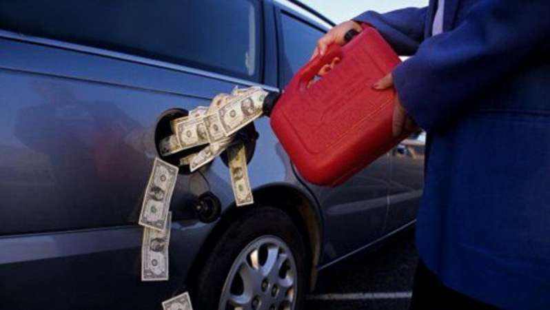 Россияне определили виновных в повышении цен на бензин