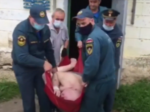 Медики без помощи МЧС не смогли отвезти тучного мужчину в больницу на Ваду