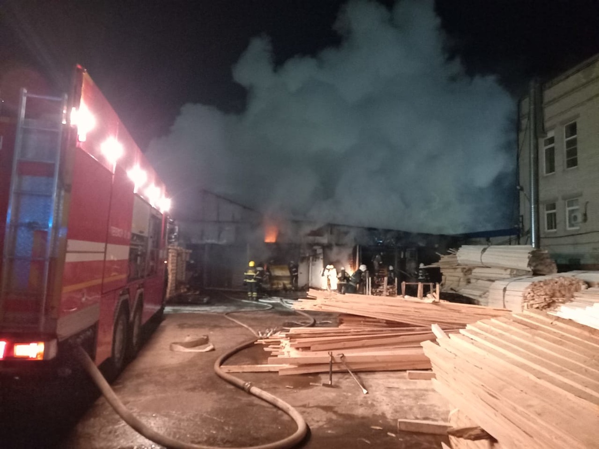 Ангар на площади 200 квадратных метров горел ночью в Сормовском районе - фото 1