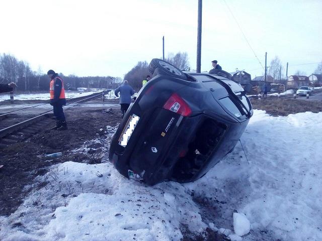 Поезд въехал в иномарку на железнодорожном переезде в Нижегородской области (ФОТО) - фото 3