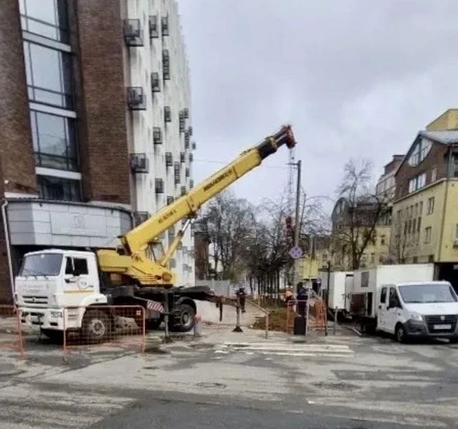 Фонтан высотой пять этажей: в центре Нижнего Новгорода прорвало трубу - фото 1