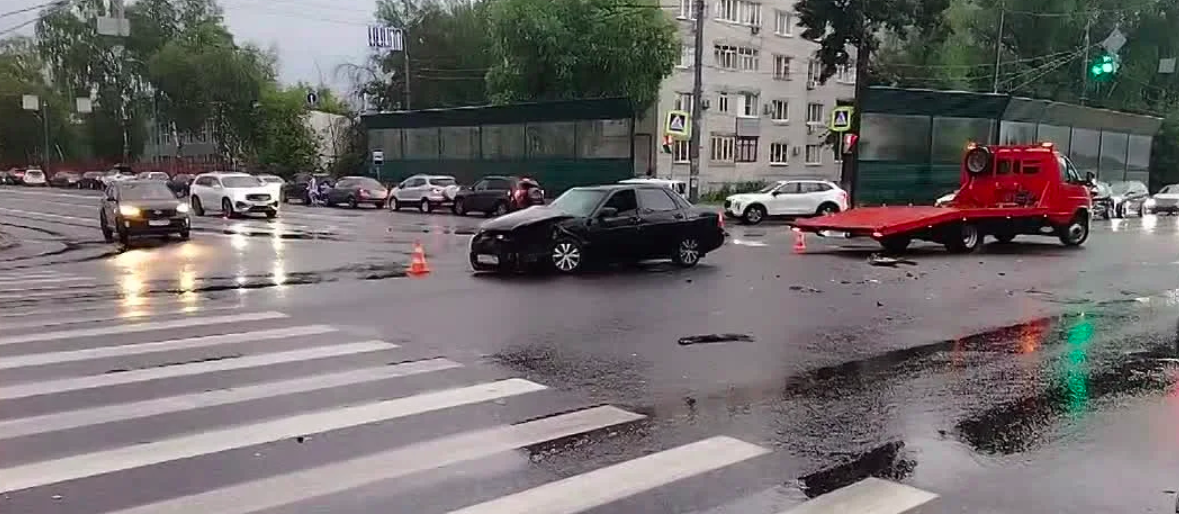 Два человека пострадали в ДТП на Автозаводе в Нижнем Новгороде - фото 1