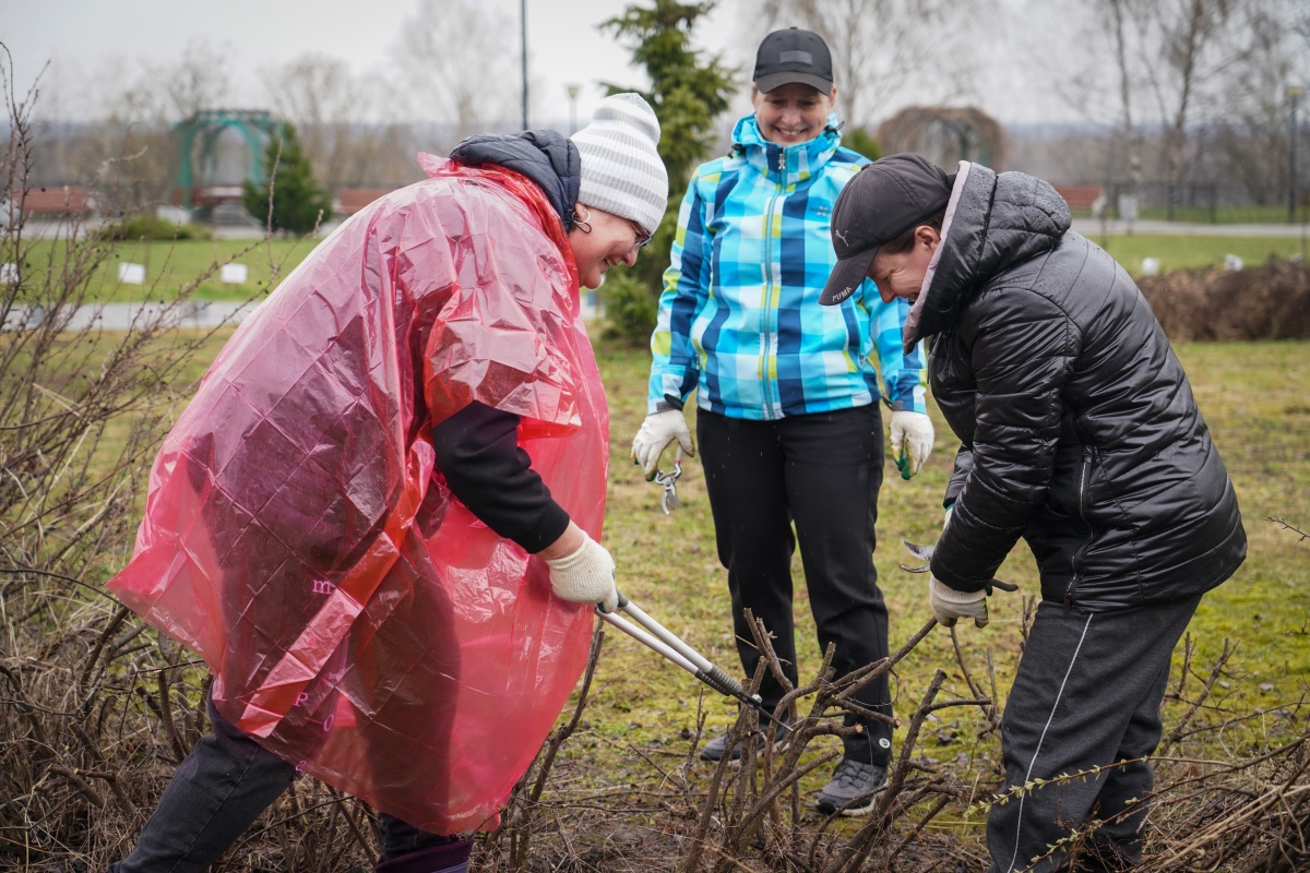 Юрий Шалабаев принял участие в общегородском субботнике в кстовском парке - фото 5