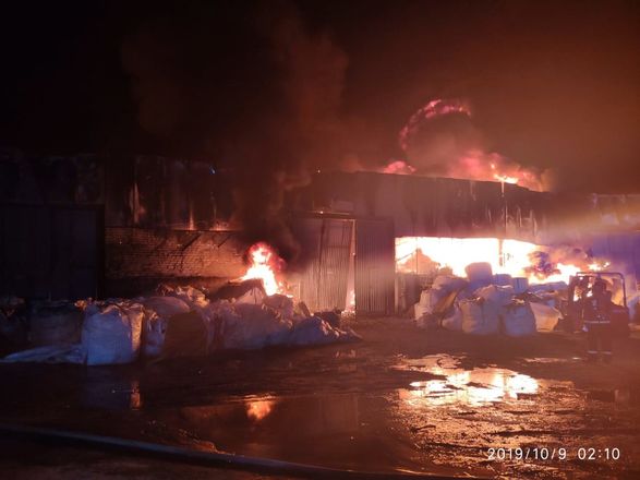 Крупный пожар площадью 600 квадратных метров произошел на складе в Канавинском районе - фото 1