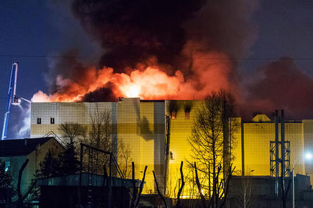 Пожар в торговом центре Кемерова унес жизни 53 человек