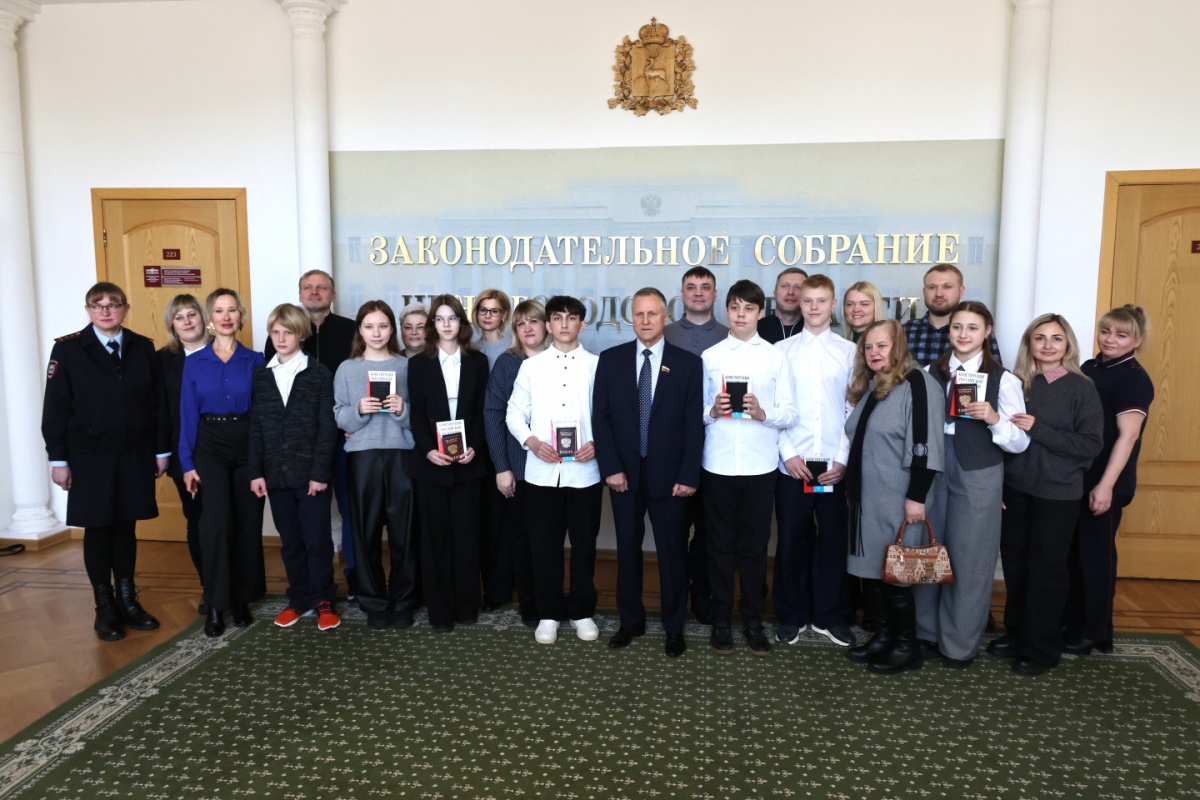 Андрей Тарасов вручил первые паспорта нижегородским школьникам - фото 1