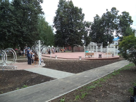 Романтическую фотозону и световой фонтан установили в парке Спасского района