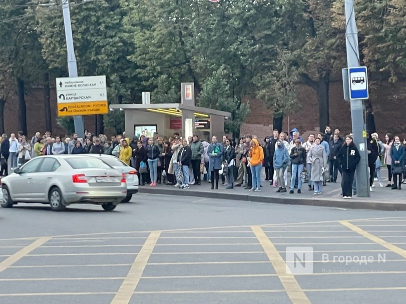 Толпа образовалась на площади Минина и Пожарского в Нижнем Новгороде - фото 1