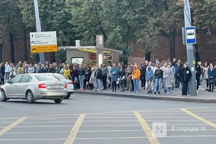 Толпа образовалась на остановке возле Кремля в Нижнем Новгороде