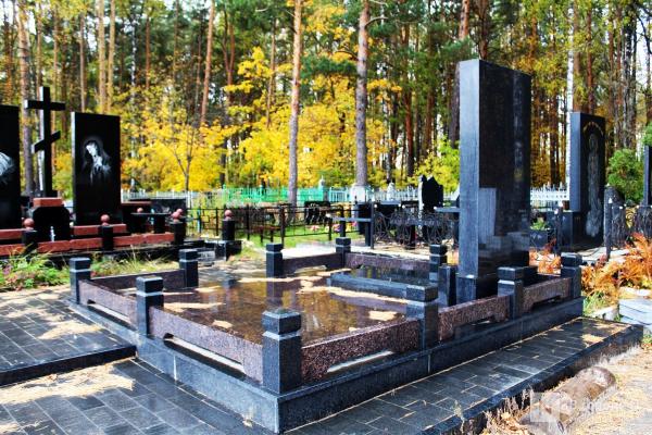 Огромные памятники и скромные кресты: показываем, как выглядят могилы известных нижегородских политиков