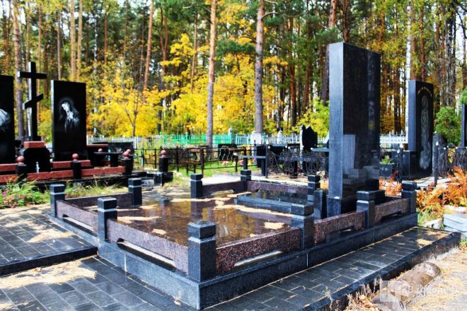 Огромные памятники и скромные кресты: показываем, как выглядят могилы известных нижегородских политиков - фото 6