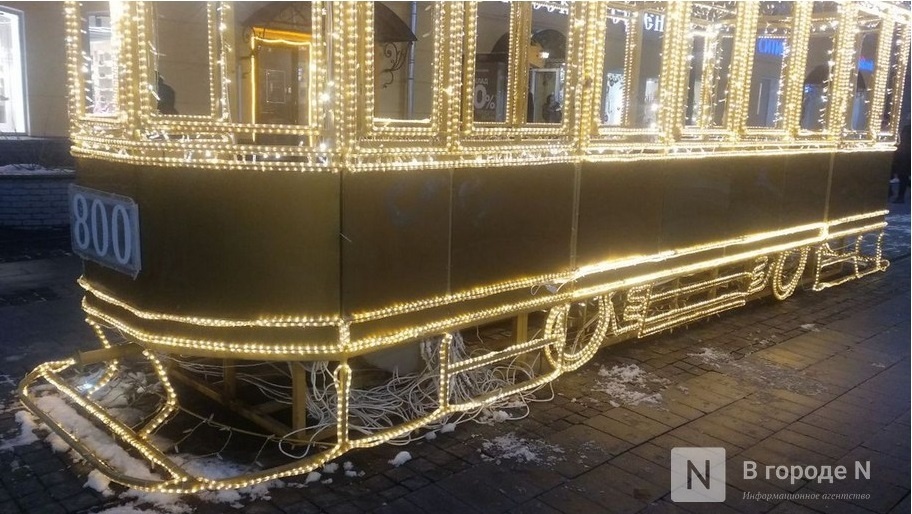 Светящийся трамвай задымился на Большой Покровской в Нижнем Новгороде - фото 1