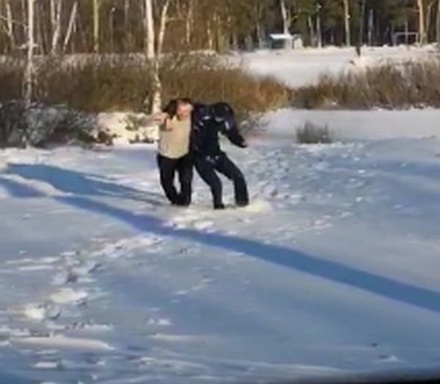 Нижегородский полицейский спас провалившегося под лед мужчину