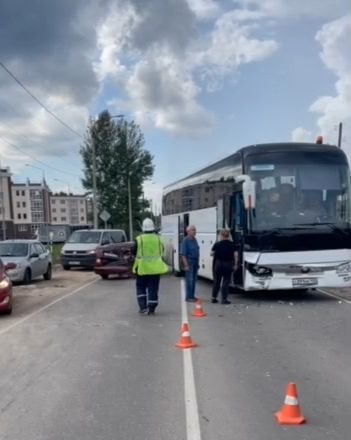Легковушка врезалась в автобус в Кстове