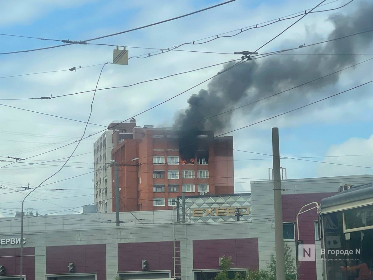 12-этажный дом загорелся на улице Надежды Сусловой в Нижнем Новгороде - фото 1