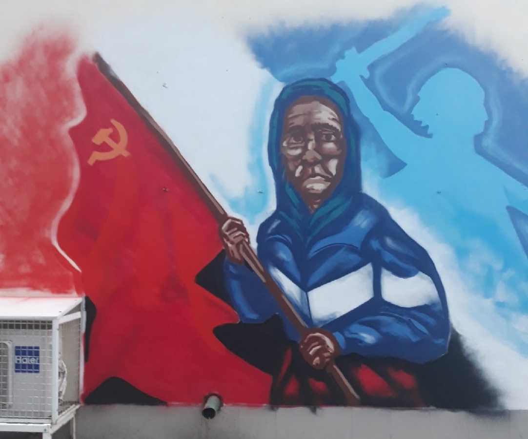 Украинскую бабушку с советским флагом нарисовали на фасаде дома в Дзержинске - фото 1