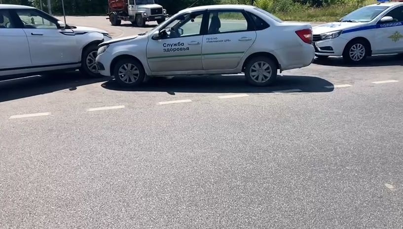 Машина &laquo;Службы здоровья&raquo; попала в ДТП в Нижегородской области - фото 1