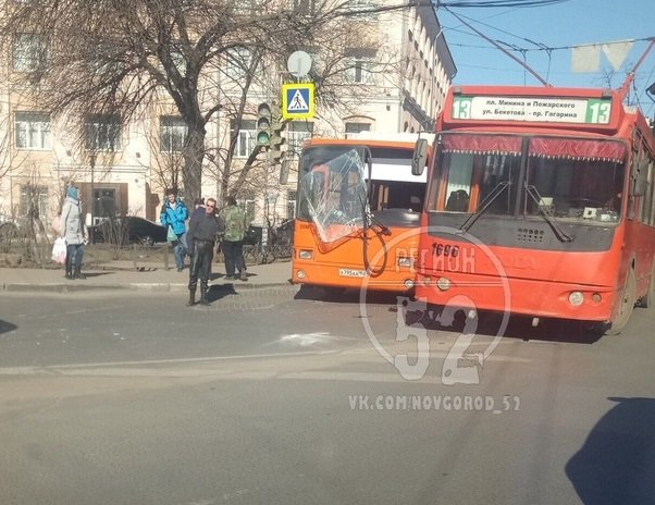 Маршрутка и автобус столкнулись на площади Свободы - фото 1