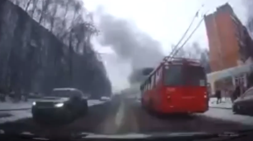 Троллейбус загорелся в Советском районе - фото 1