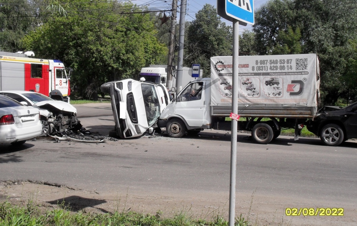 Массовая авария с ГАЗелью и тремя легковушками произошла в Ленинском районе - фото 1