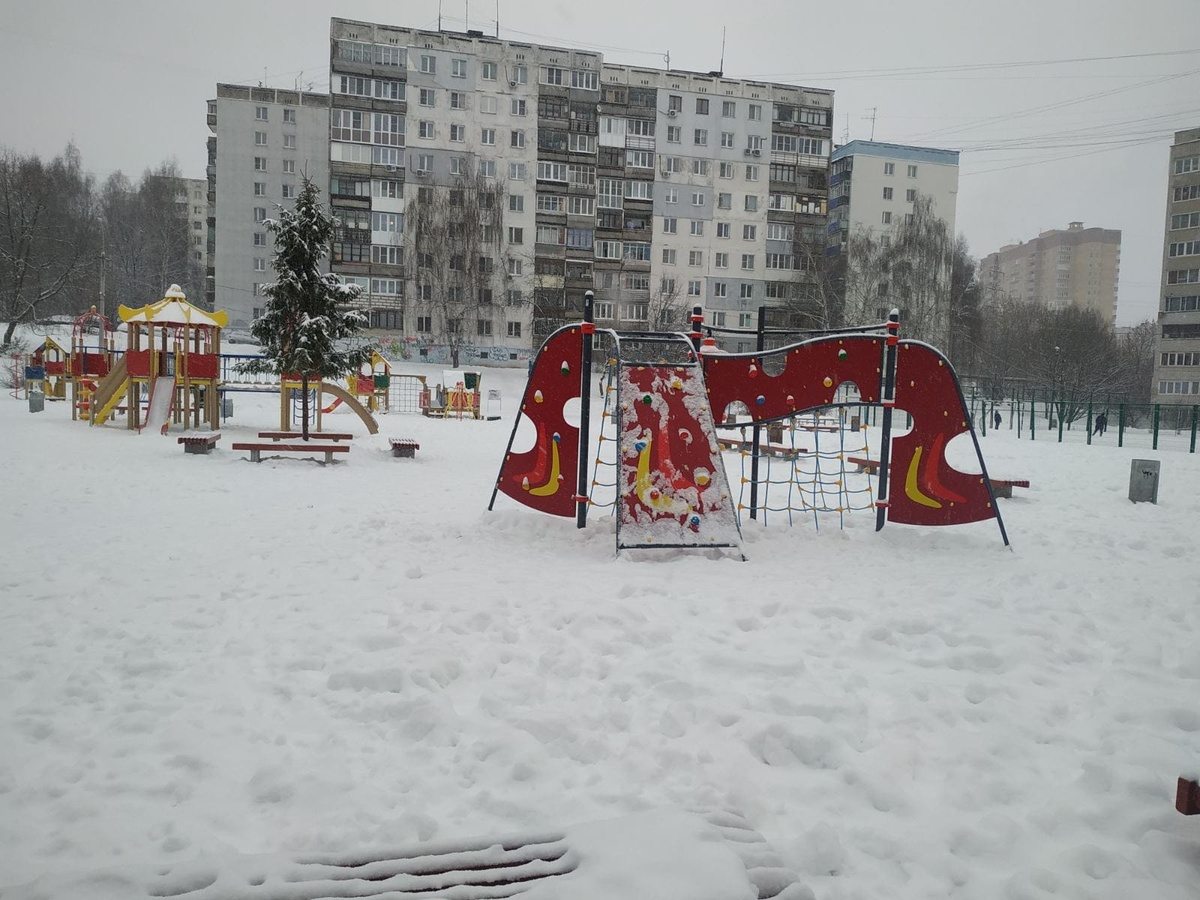 Новые качели установили на двух детских площадках Приокского района - фото 2