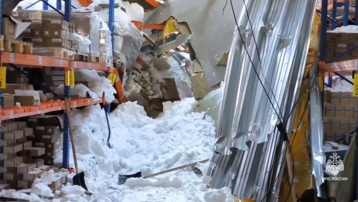 Кровля склада рухнула в Татарстане: шокирующие кадры - фото 3