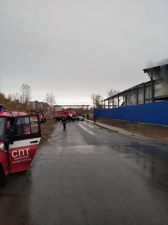 Пожарный поезд задействуют для тушения склада на Федосеенко - фото 2