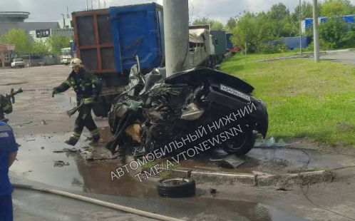 Смертельное ДТП с легковушкой случилось около ТЦ в Нижнем Новгороде - фото 1