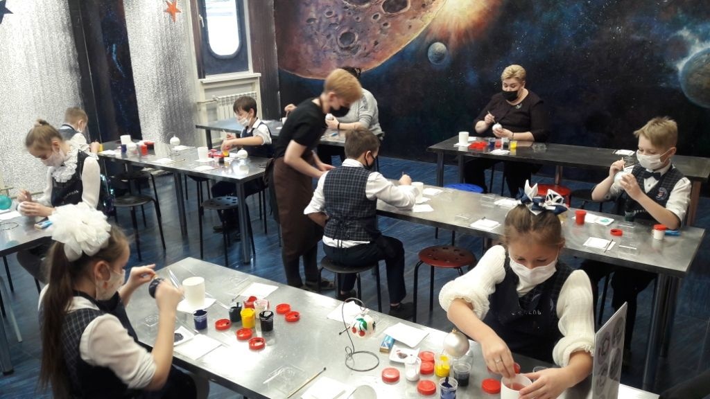 Права и обязанности нарисовали нижегородские школьники на елочных шарах - фото 1