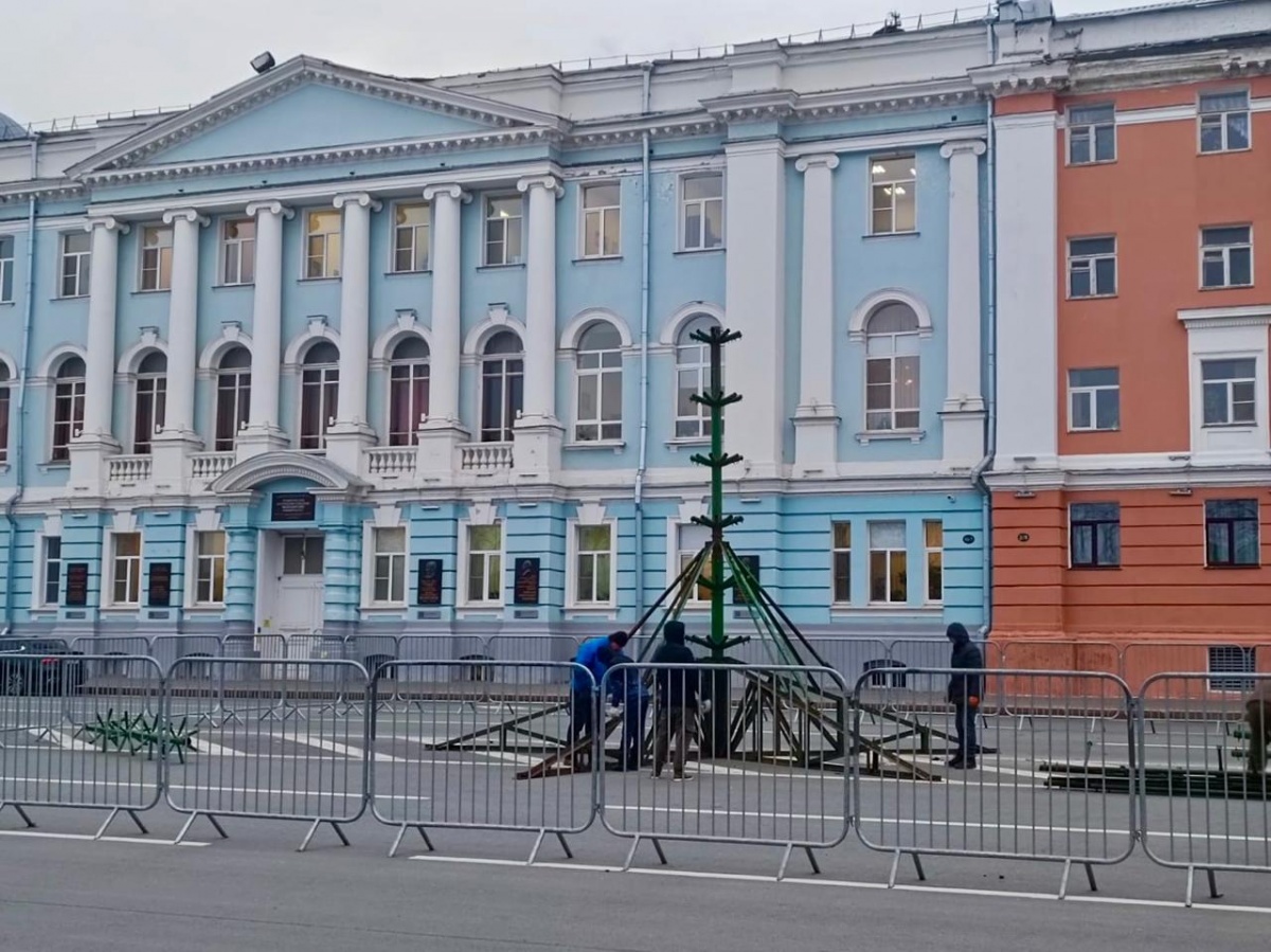 Новогоднюю ель начали собирать на главной площади Нижнего Новгорода - фото 1