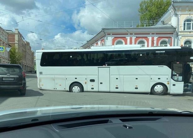 Автобус с туристами провалился в яму в Нижнем Новгороде - фото 2