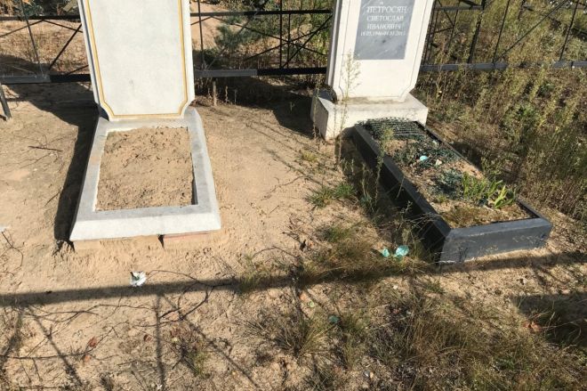 Вандалы осквернили могилы на кладбище в Выксе - фото 1