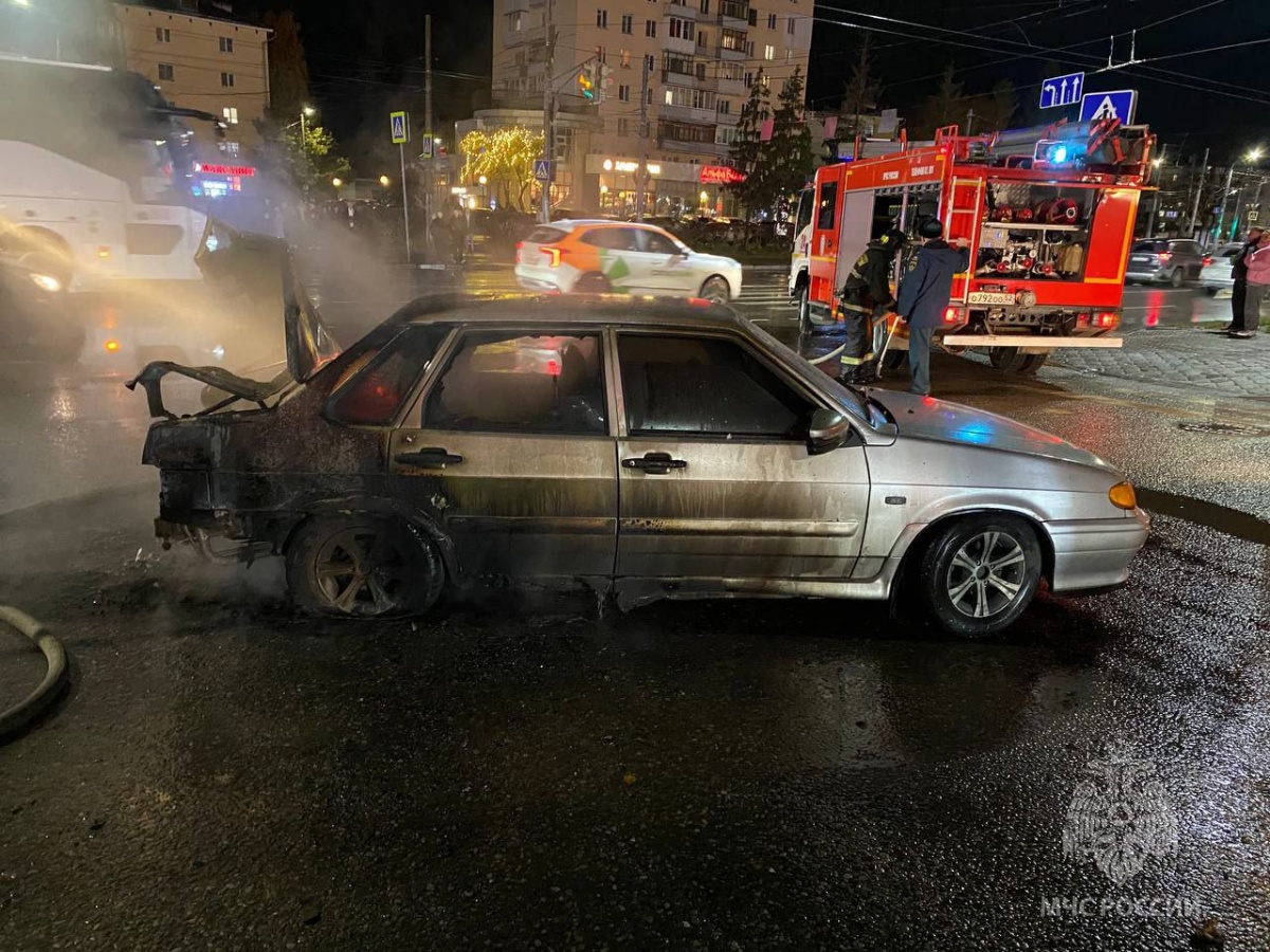 Сотрудники МЧС потушили горящий автомобиль в центре Сормова - фото 1