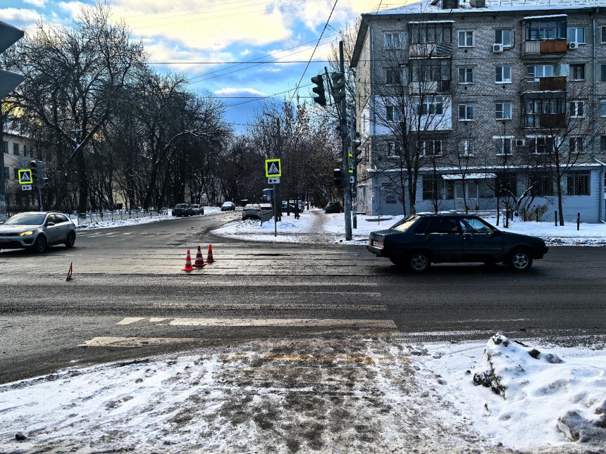 Автомобиль сбил ребенка на пешеходном переходе в Нижнем Новгороде - фото 1