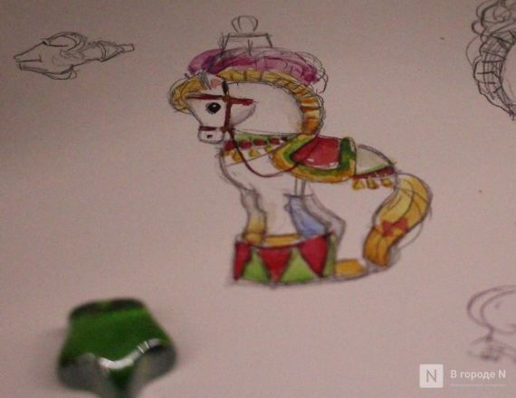 Волшебство из стекла: фоторепортаж с фабрики елочных игрушек в Нижнем Новгороде - фото 19