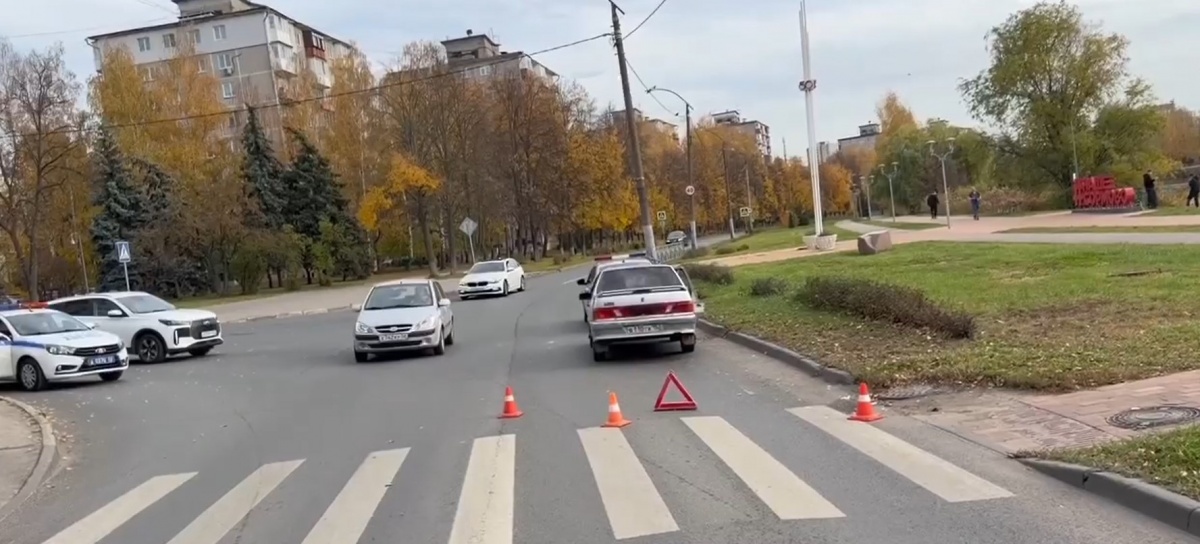 Двое мужчин попали под колеса легковушки в Нижнем Новгороде - фото 1