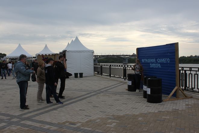Последняя секция синего забора рухнула на Нижне-Волжской набережной в День России - фото 11