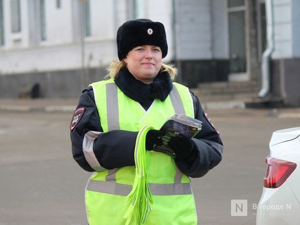 Девушки-полицейские поздравили нижегородских водителей с Днем защитника Отечества - фото 22