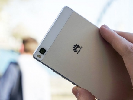 Компания Huawei наказала сотрудников за рассылку новогодних поздравлений с iPhone
