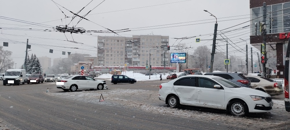 Массовое ДТП на улице Ванеева в Нижнем Новгороде: пострадал ребенок - фото 1