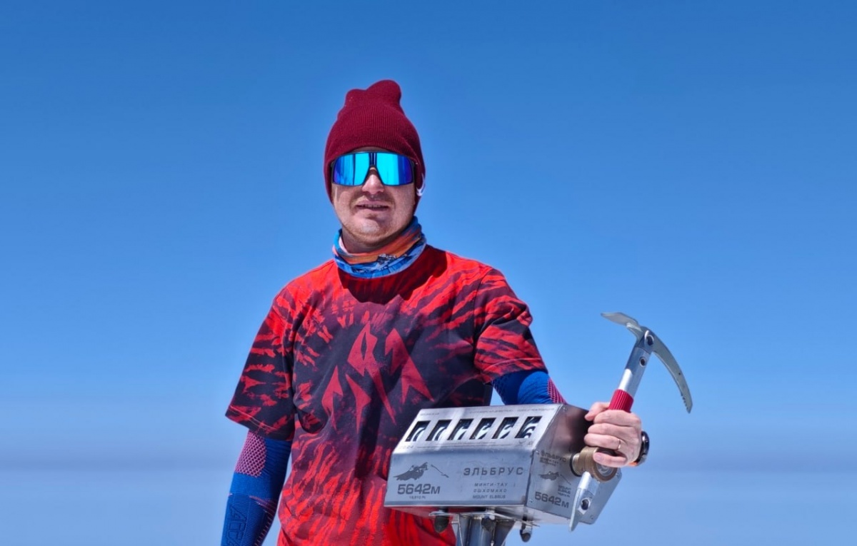 Полицейский из Нижнего Новгорода поднялся на вершину Эльбруса - фото 1