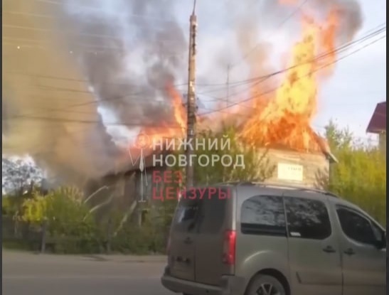 Аварийное здание сгорело в Балахне - фото 1